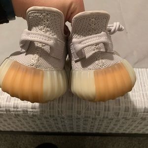 Adidas- Yeezy, Sesame size 4 (w,6)